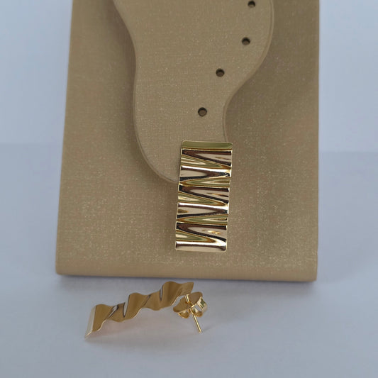 Aros Tipo Topo Rectángulo Ondulado Estriado Dorados Baño de Oro 18K — Joyería BomLeón