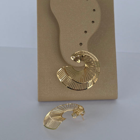 Aretes Abanico Calado Espiral Baño de Oro 18K — Joyería BomLeón
