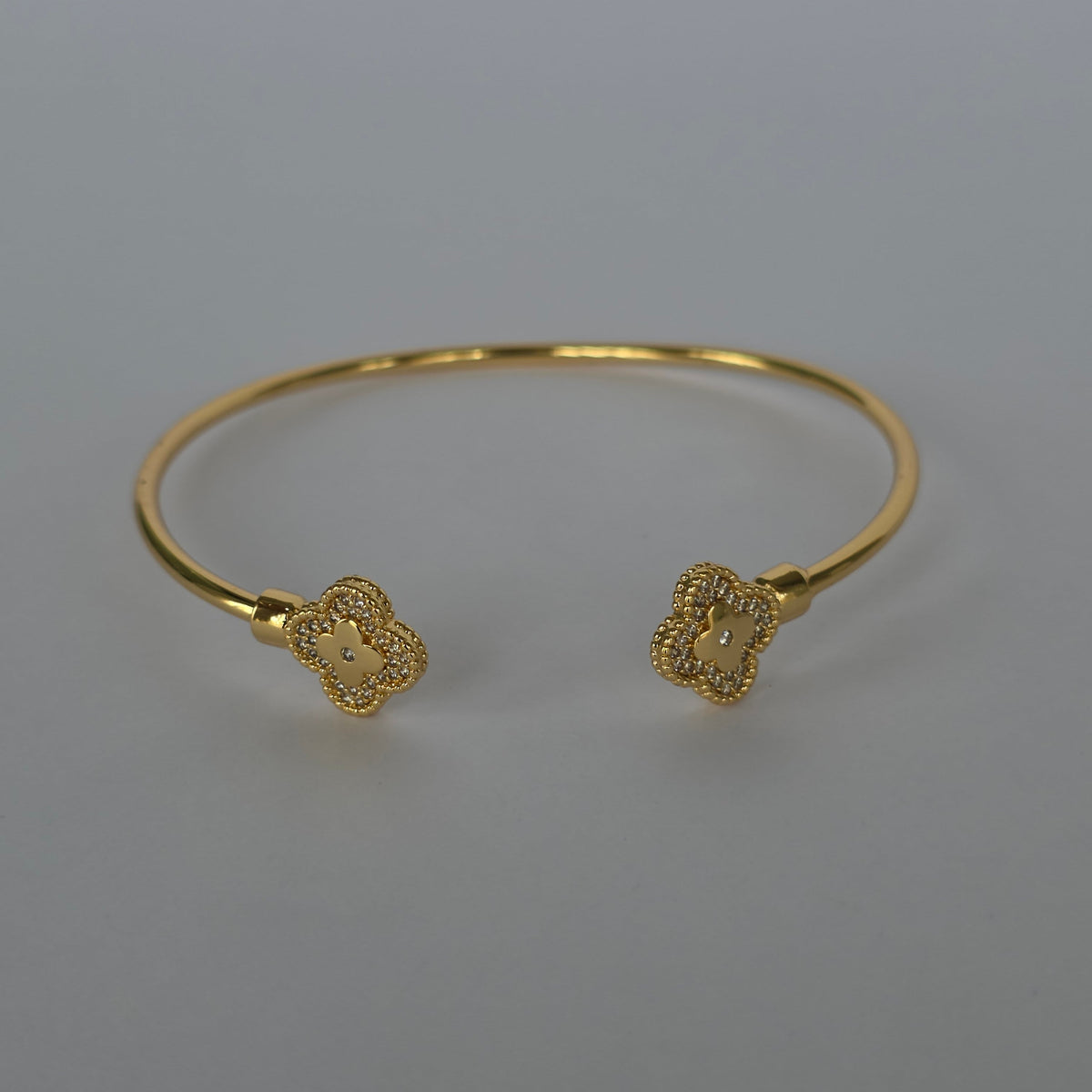 Pulsera Cuff Abierta Tréboles con Microcircones – Baño de Oro 18K — Joyería BomLeón