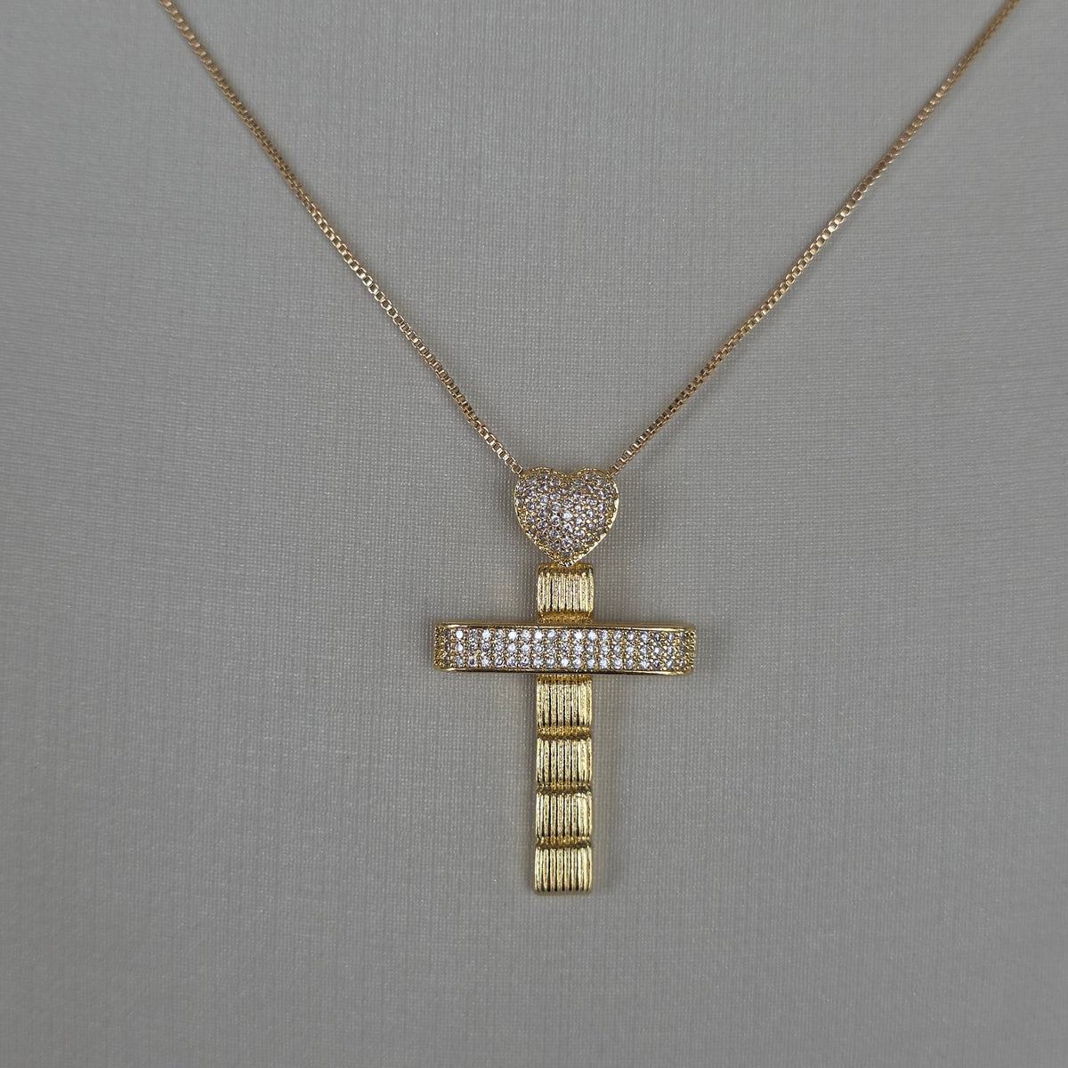 Dije Cruz con Corazón Pavé y Travesaño de Microcircones Baño de Oro 18K — Joyería BomLeón