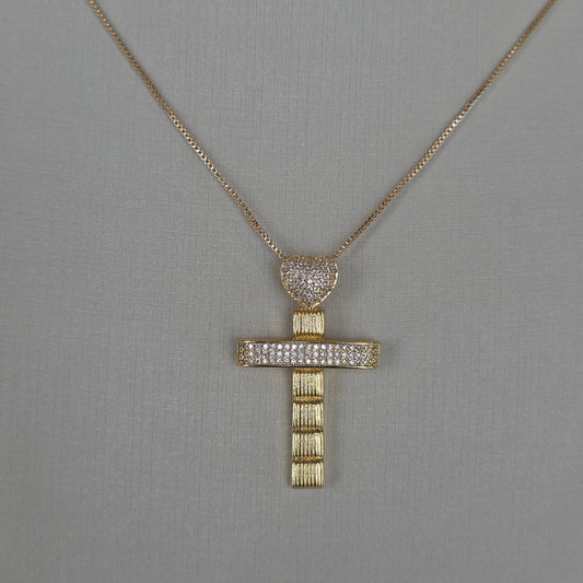 Dije Cruz con Corazón Pavé y Travesaño de Microcircones Baño de Oro 18K — Joyería BomLeón