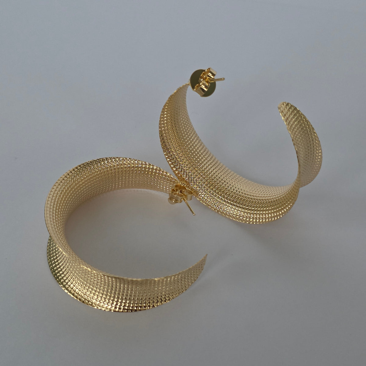 Aros con Tornillo Tipo C Malla Texturada Anchas Dorados Baño de Oro 18K — Joyería BomLeón