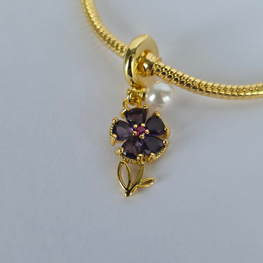 Charm Pulsera Flor Amatista con Microcircones y Perla Baño de Oro 18K — Joyería BomLeón