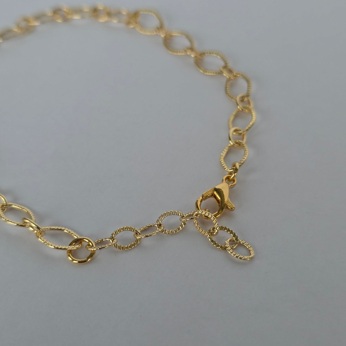 Pulsera Cadena Oval Texturizada – Baño de Oro 18K — Joyería BomLeón