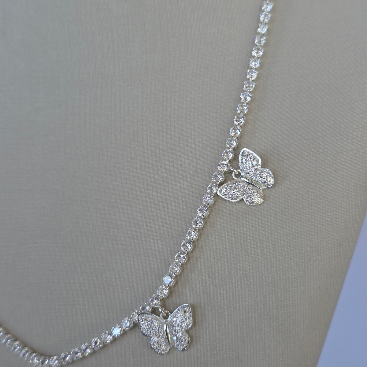 Cadena con Cinco Mariposas y Microcircones en Plata 925