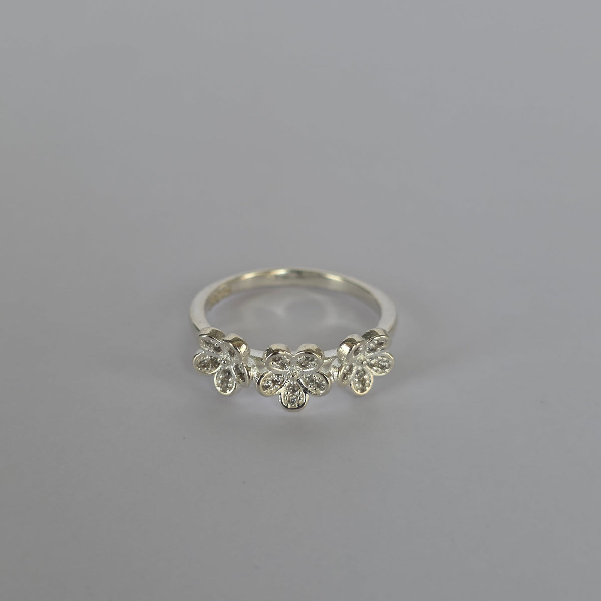 Anillo Tres Flores con Microcircones en Plata 925