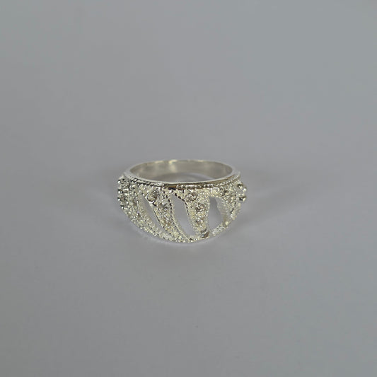 Anillo Ancho de Ondas Caladas con Microcircones en Plata 925