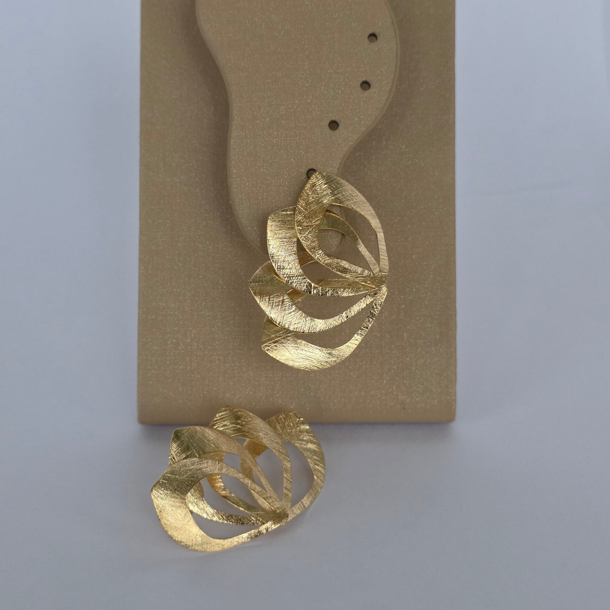Aretes Topo Pétalos Entrelazados Textura Satinada – Baño de Oro 18K — Joyería BomLeón