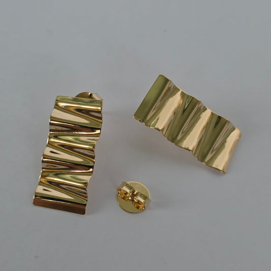 Aros Tipo Topo Rectángulo Ondulado Estriado Dorados Baño de Oro 18K — Joyería BomLeón