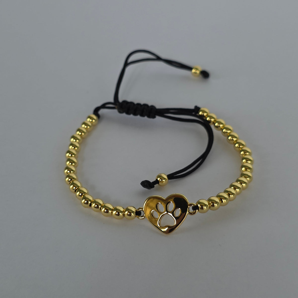 Pulsera Macramé Bolitas Doradas Dije Corazón Patita – Baño de Oro 18K — Joyería BomLeón