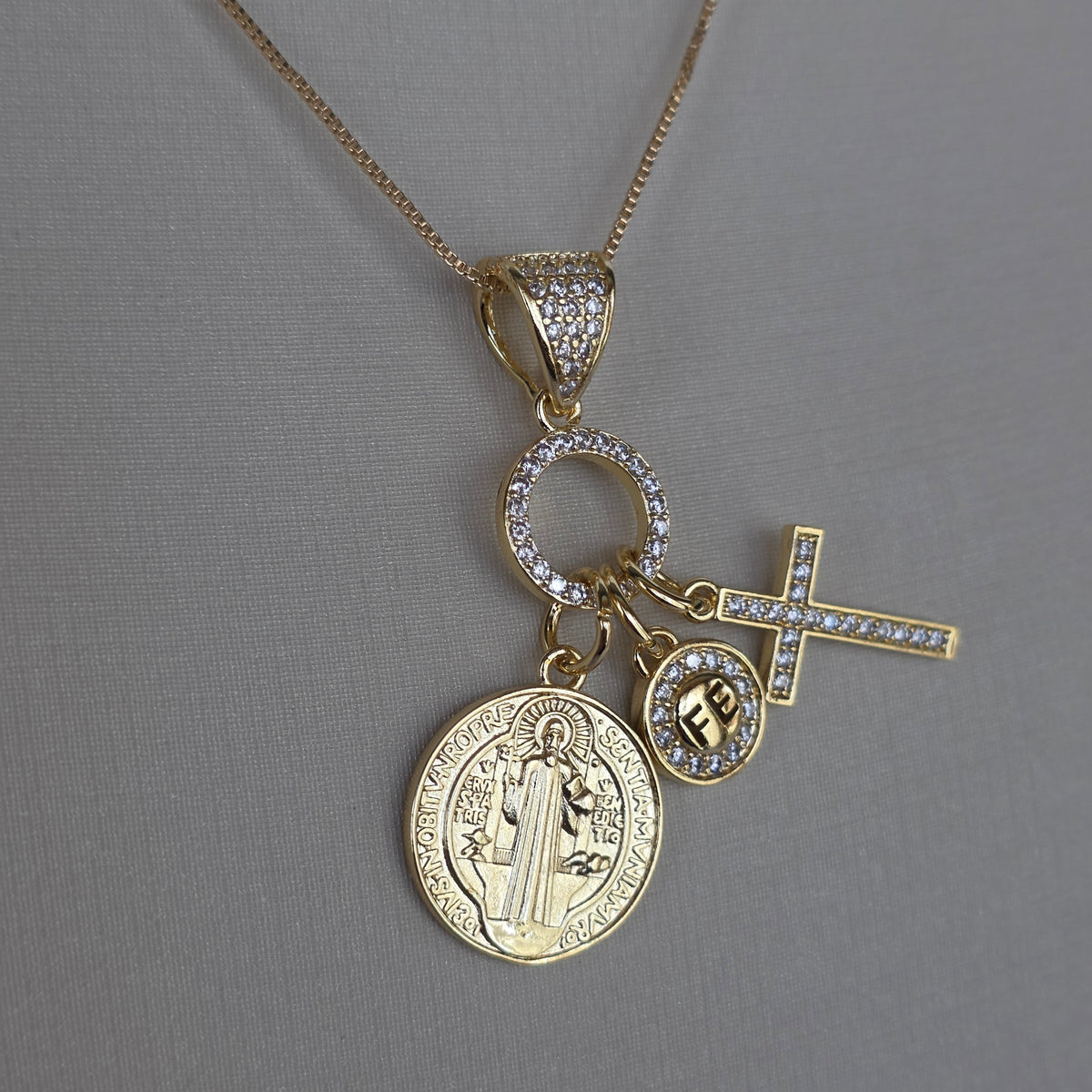 Dije Religioso San Benito, Cruz y Fe con Microcircones Baño de Oro 18K — Joyería BomLeón