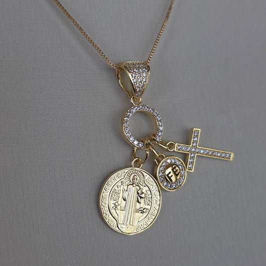 Dije Religioso San Benito, Cruz y Fe con Microcircones Baño de Oro 18K — Joyería BomLeón