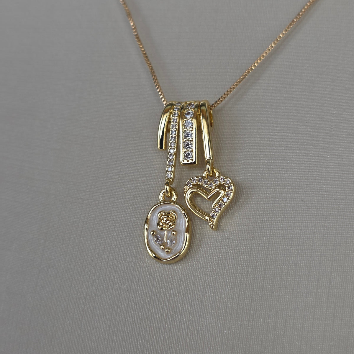 Dije Rosa y Corazón con Esmalte Blanco y Microcircones Baño de Oro 18K — Joyería BomLeón