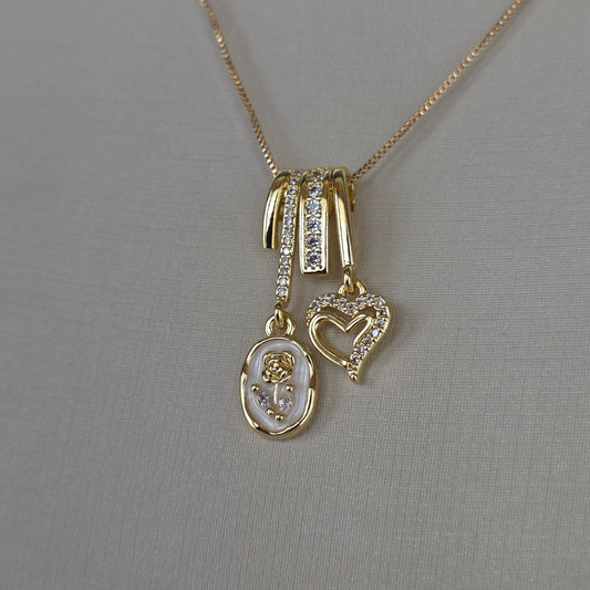Dije Rosa y Corazón con Esmalte Blanco y Microcircones Baño de Oro 18K — Joyería BomLeón