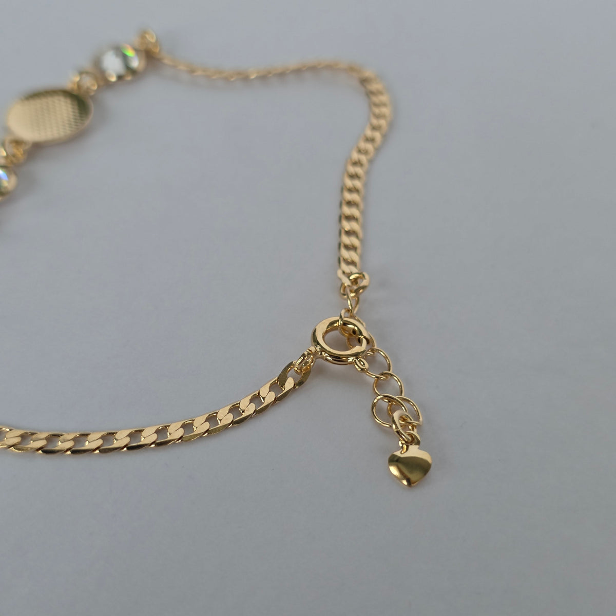 Pulsera Cadena Grumet con Dije Redondo y Microcircones – Baño de Oro 18K — Joyería BomLeón