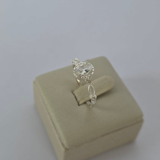 Anillo Microcircón Ovalado con Detalles Calados en Plata 925