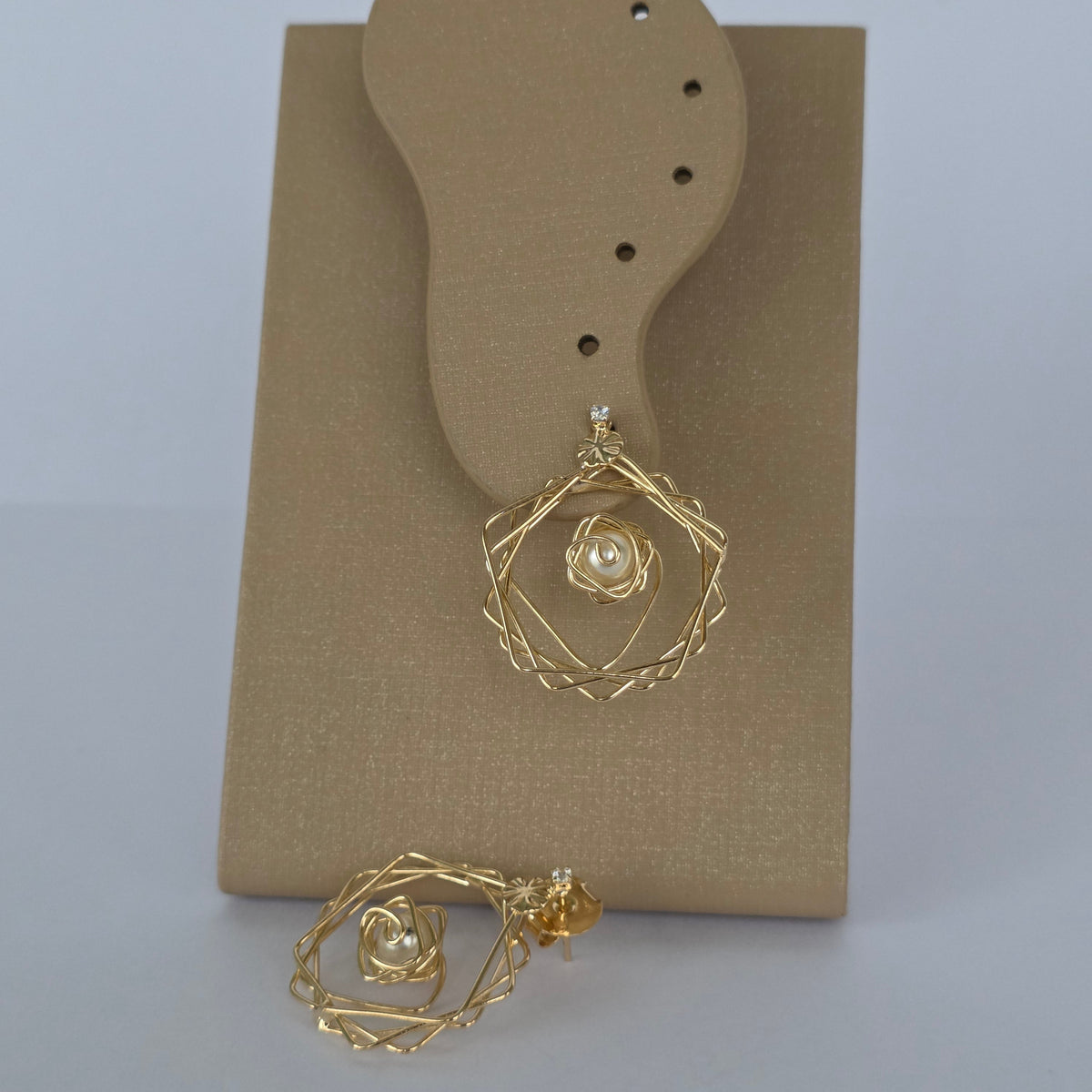 Aros Geométrico Espiral con Perla Central y Microcirzón · Baño de Oro 18K — Joyería BomLeón