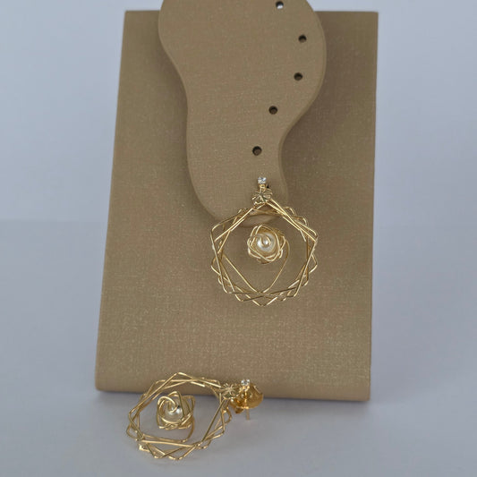 Aros Geométrico Espiral con Perla Central y Microcirzón · Baño de Oro 18K — Joyería BomLeón