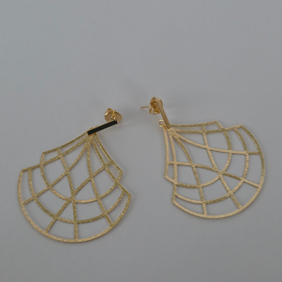 Aros Colgante Abanico Calado con Textura Dorada · Baño de Oro 18K — Joyería BomLeón