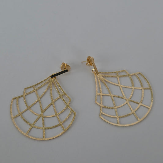 Aros Colgante Abanico Calado con Textura Dorada · Baño de Oro 18K — Joyería BomLeón