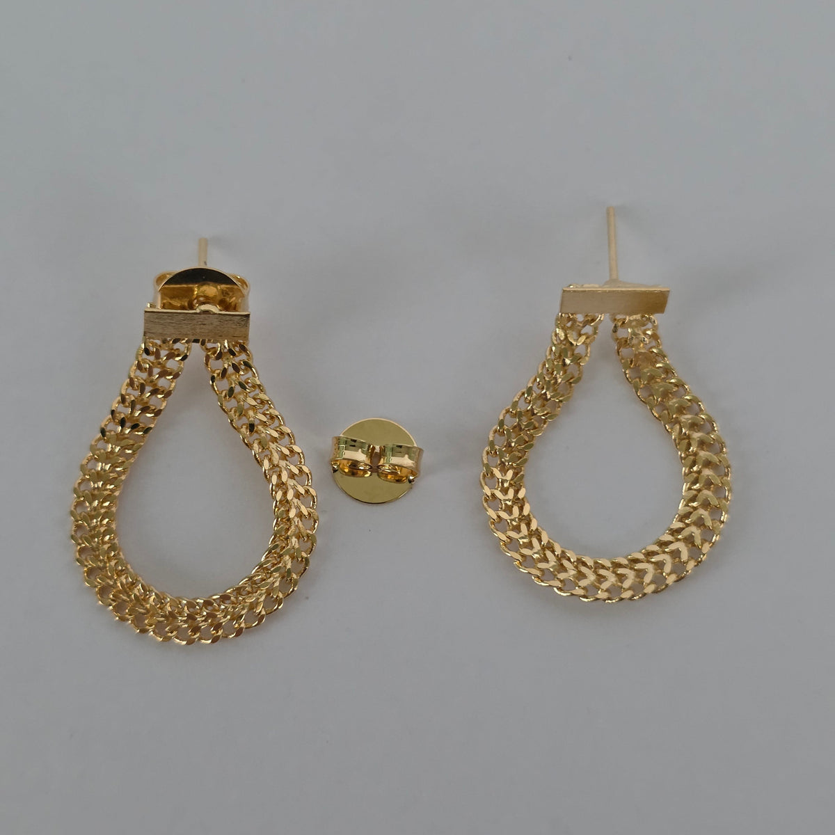 Aros con Tornillo Argolla Cadena Trenzada Gota Dorados Baño de Oro 18K — Joyería BomLeón