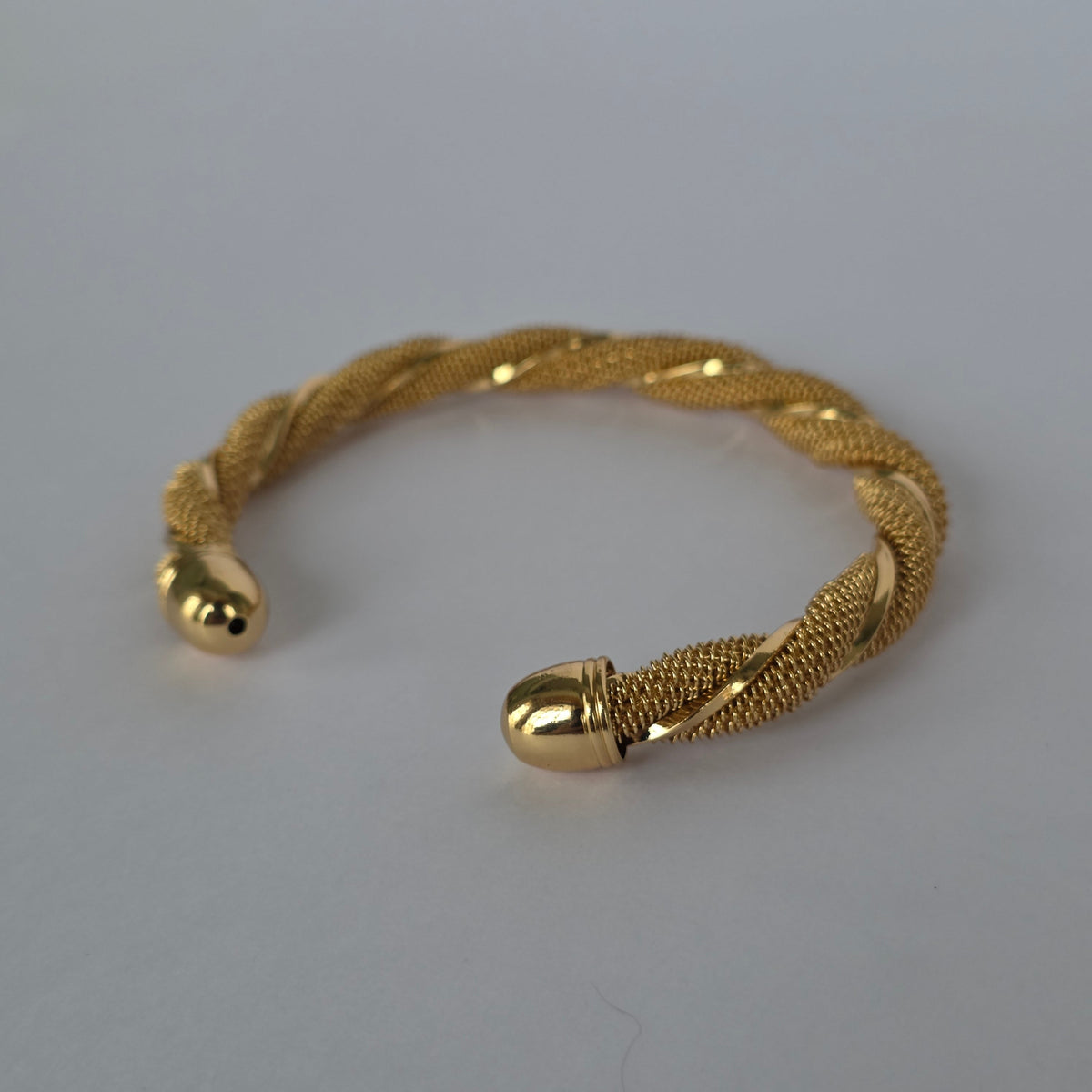 Pulsera Cuff Trenzada Mesh con Remates Ovalados – Baño de Oro 18K — Joyería BomLeón