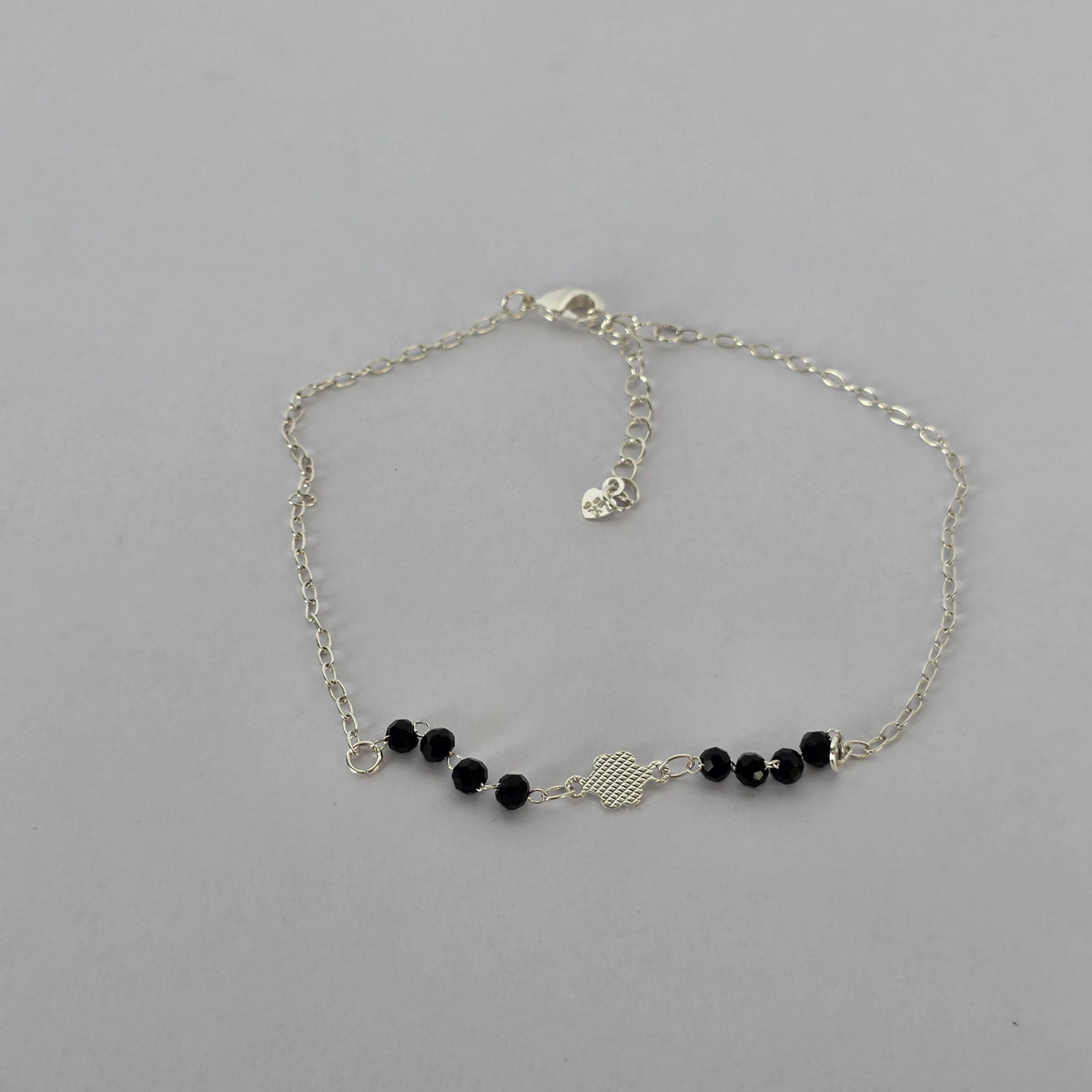 Tobillera Corazón Texturizado con Microcircones Negros en Plata 925