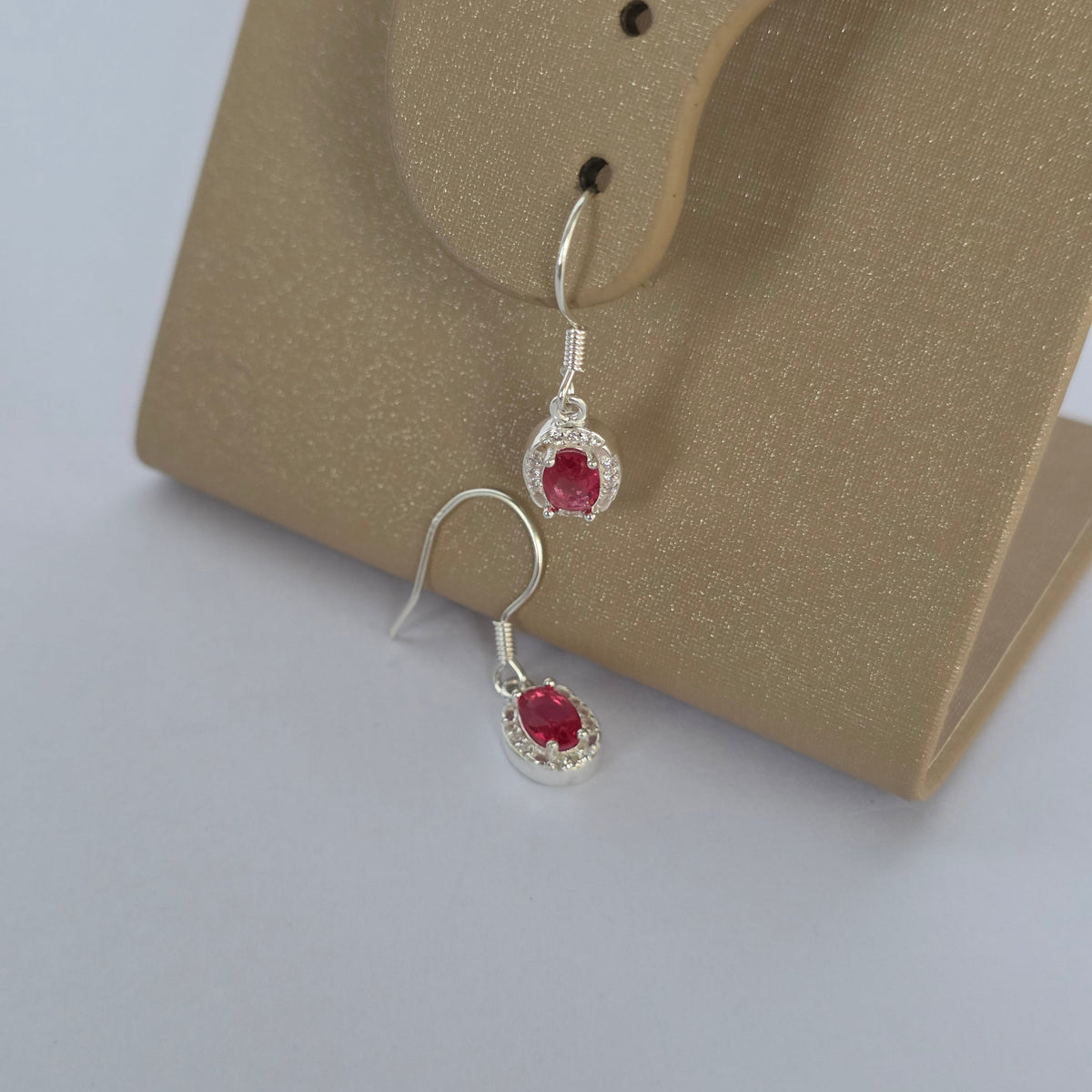 Aros Colgantes Ovalados con Microcircón Rojo en Plata 925
