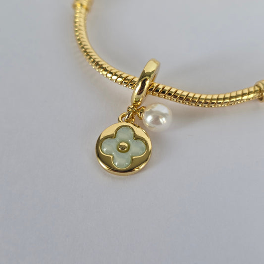 Charm Pulsera Medalón Trébol Esmalte Blanco y Perla Baño de Oro 18K — Joyería BomLeón