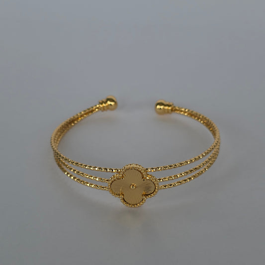 Pulsera Cuff Triple Hilo Texturizado con Trébol Central – Baño de Oro 18K — Joyería BomLeón