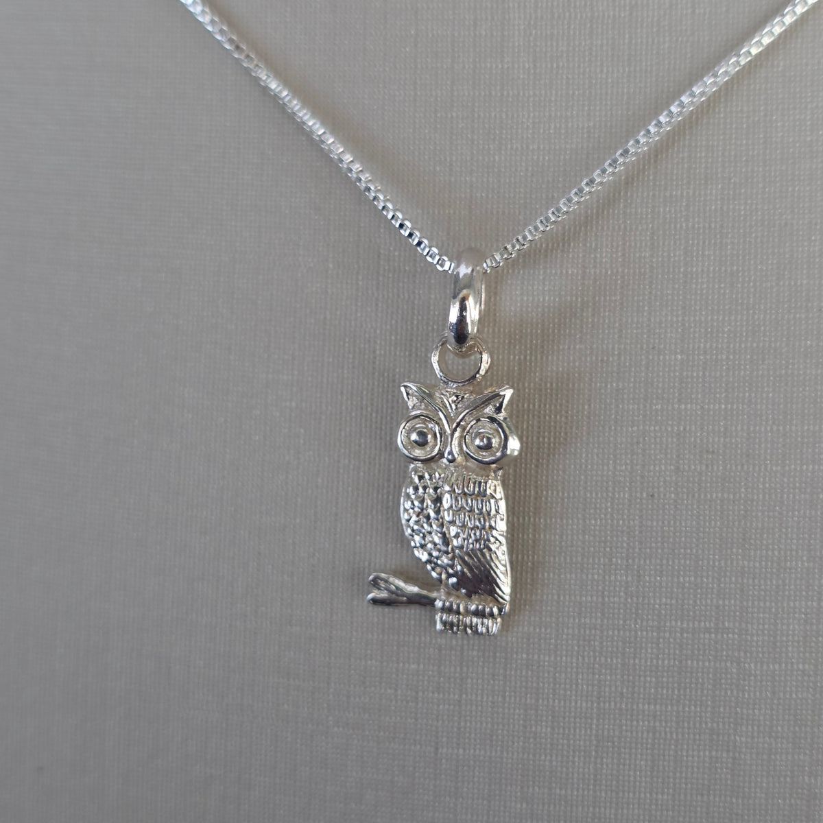 Comprar Colgante Búho sobre Rama Plata 925 - Joyería BomLeón Chile