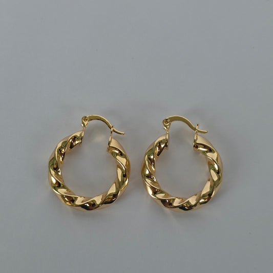 Aros Argolla Redonda Torsada Cuerpo Ancho Dorado Baño de Oro 18K — Joyería BomLeón