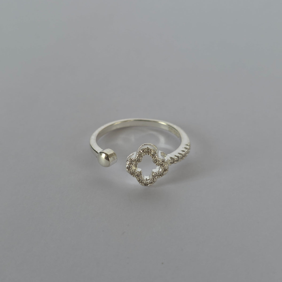 Anillo Ajustable Trébol Calado con Microcircones en Plata 925
