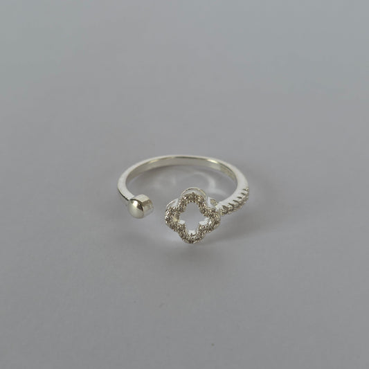 Anillo Ajustable Trébol Calado con Microcircones en Plata 925