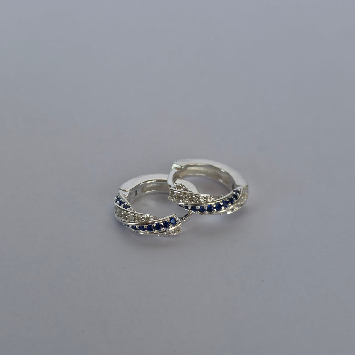 Comprar Aros Argolla Entrelazada con Microcircones Azules en Plata 925 - Joyería BomLeón Chile