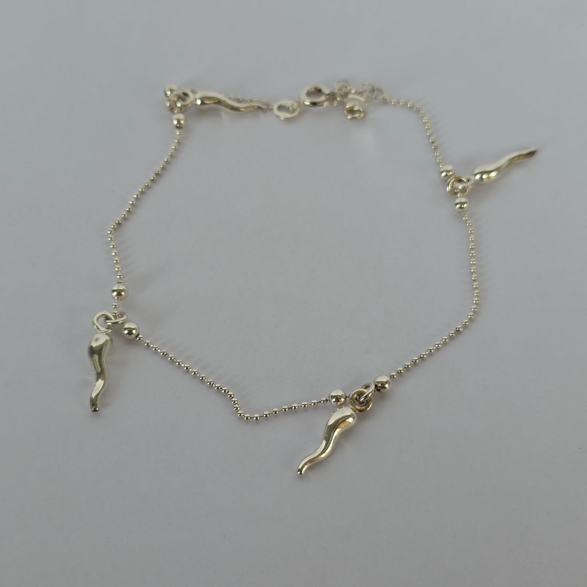 Tobillera Cadena de Bolitas con Dijes de Cuerno en Plata 925