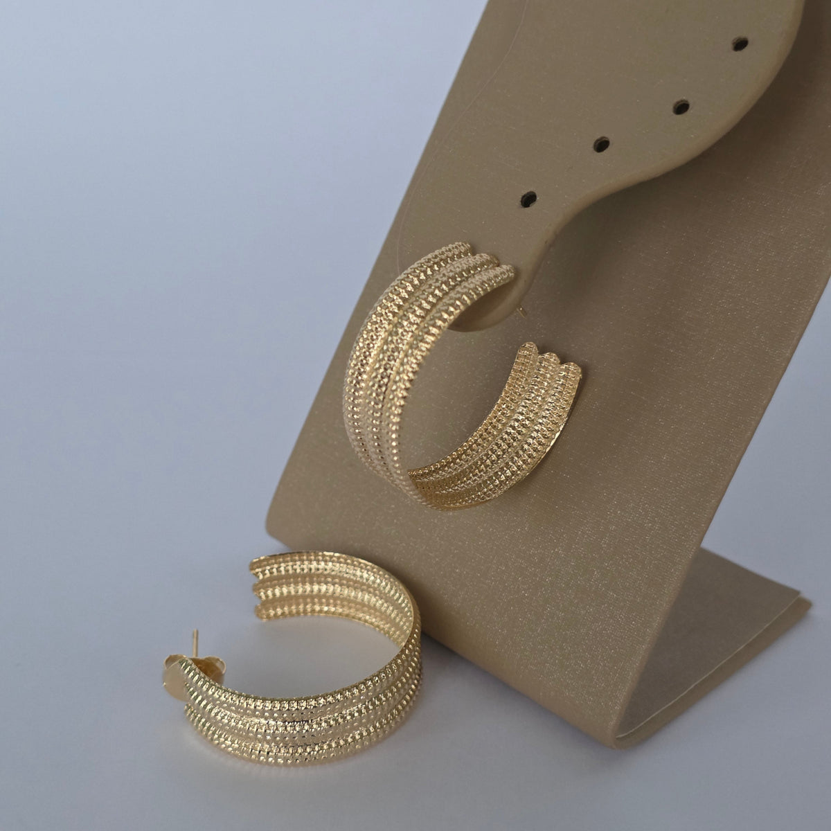 Aros con Tornillo Ancha Texturada Multihilo Baño de Oro 18K — Joyería BomLeón
