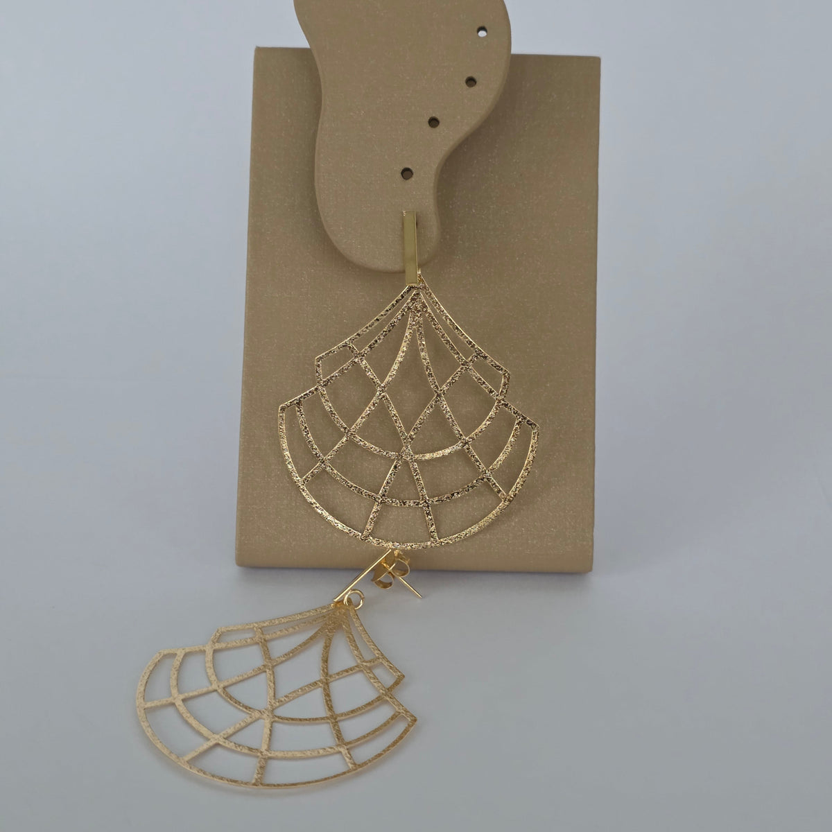 Aros Colgante Abanico Calado con Textura Dorada · Baño de Oro 18K — Joyería BomLeón