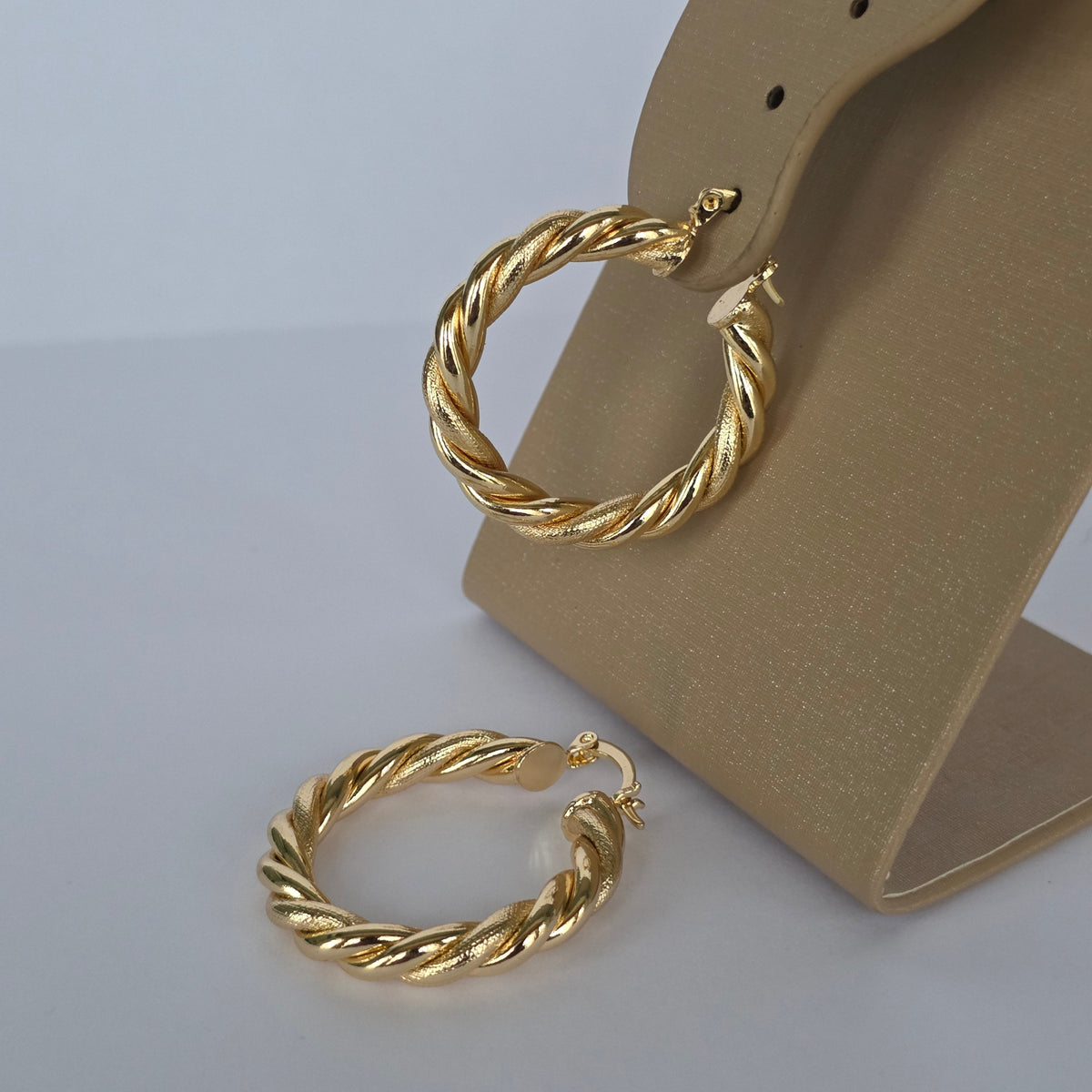 Argolla Redonda Torsada Gruesa Tipo Cuerda · Baño de Oro 18K — Joyería BomLeón