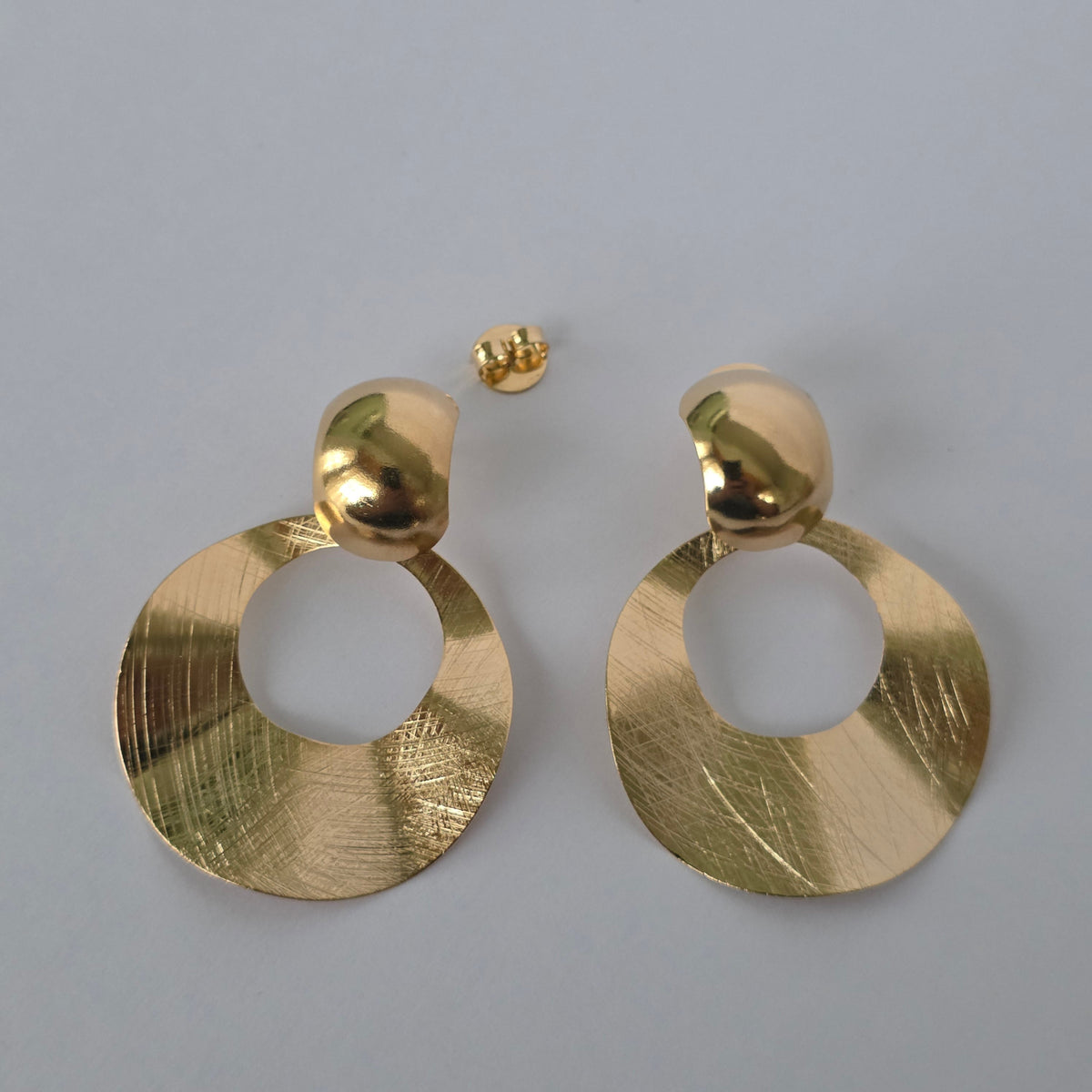 Aros Colgante Disco Texturado con Nudo Dorado Baño de Oro 18K — Joyería BomLeón