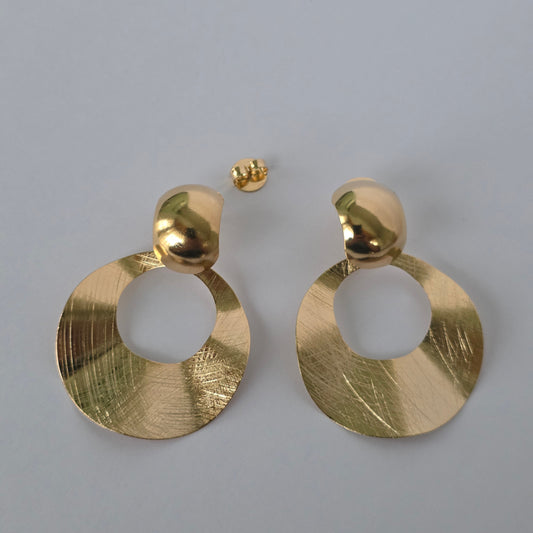 Aros Colgante Disco Texturado con Nudo Dorado Baño de Oro 18K — Joyería BomLeón