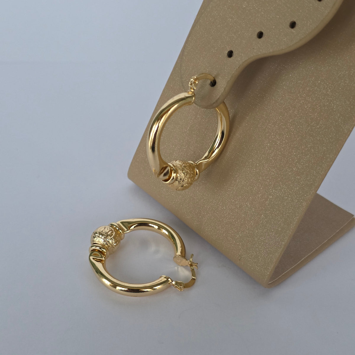 Argolla Redonda con Esfera Texturizada · Baño de Oro 18K — Joyería BomLeón