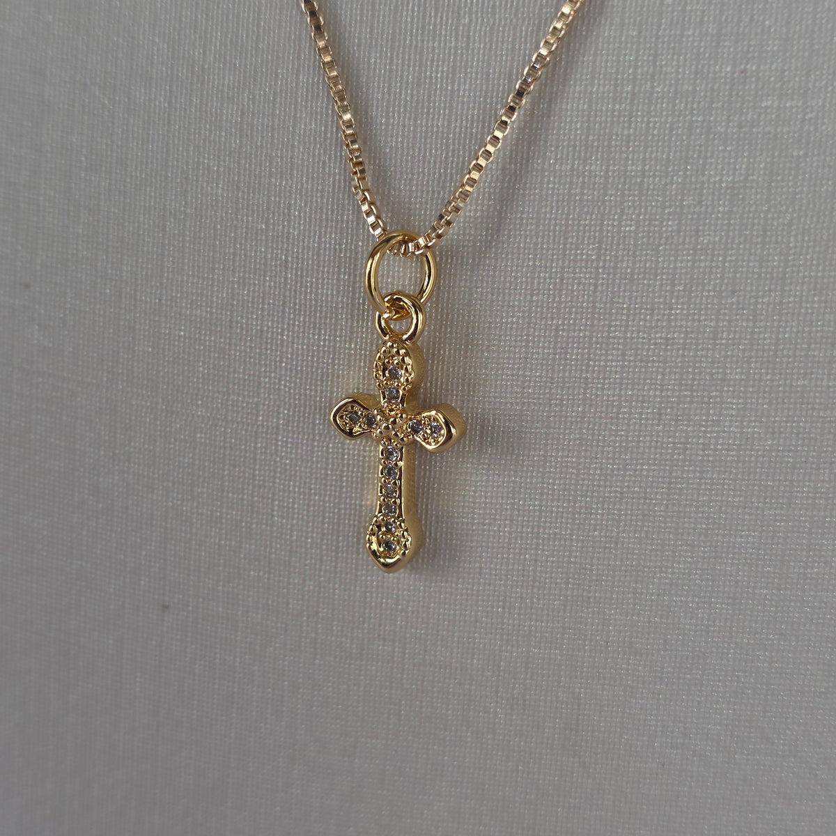 Dije Cruz Delicada con Microcircones Baño de Oro 18K — Joyería BomLeón