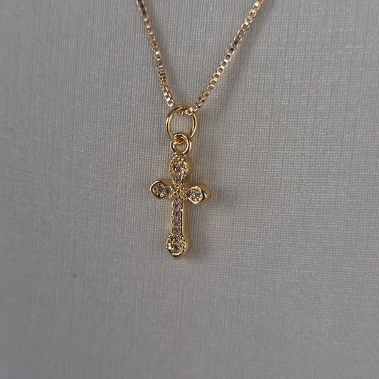 Dije Cruz Delicada con Microcircones Baño de Oro 18K — Joyería BomLeón