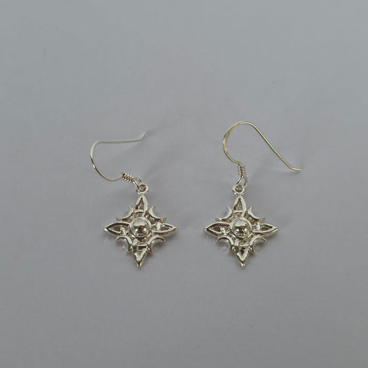 Aros Colgantes Estrella Ornamental de Cuatro Puntas en Plata 925