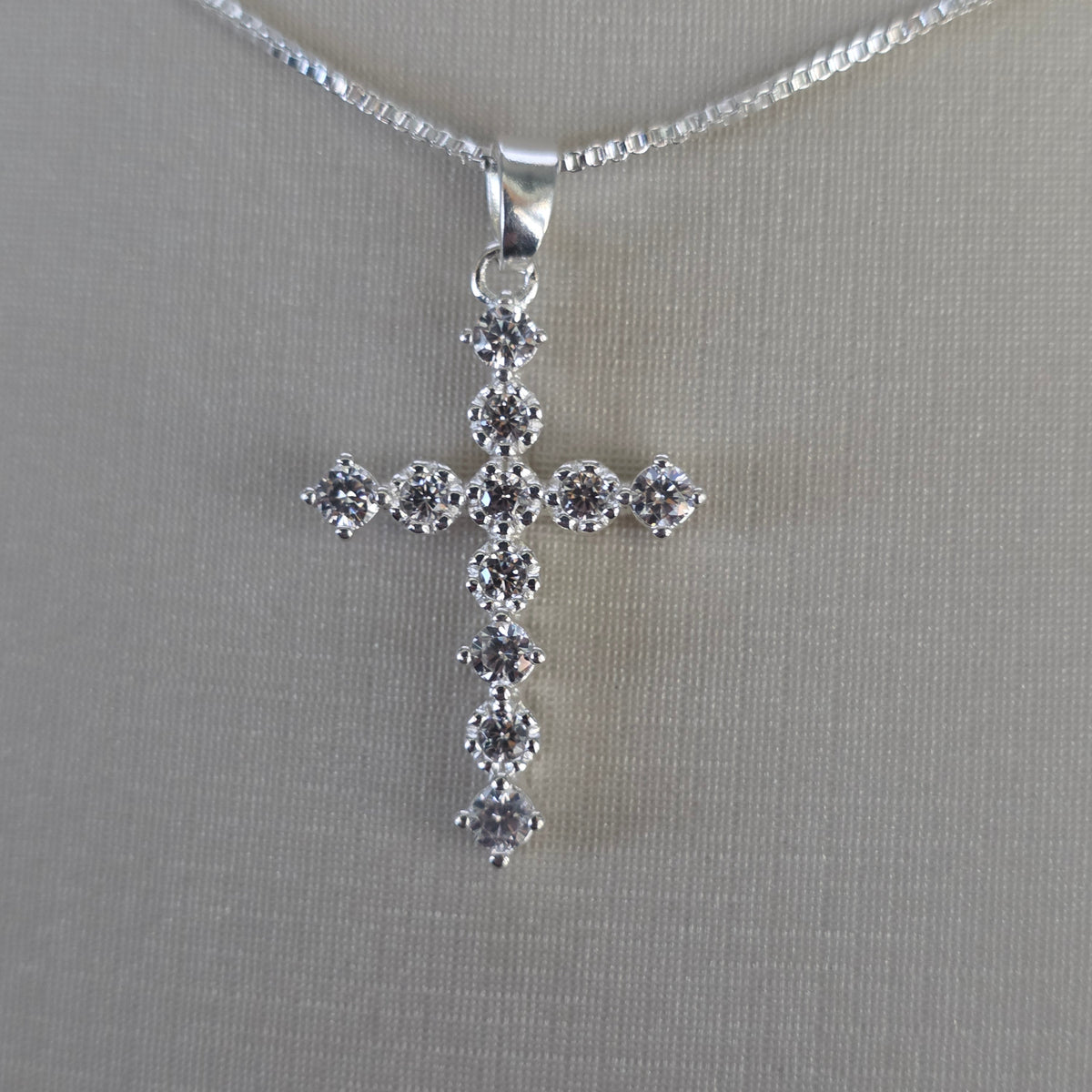 Comprar Colgante Cruz con Microcircones Transparentes Plata 925 - Joyería BomLeón Chile