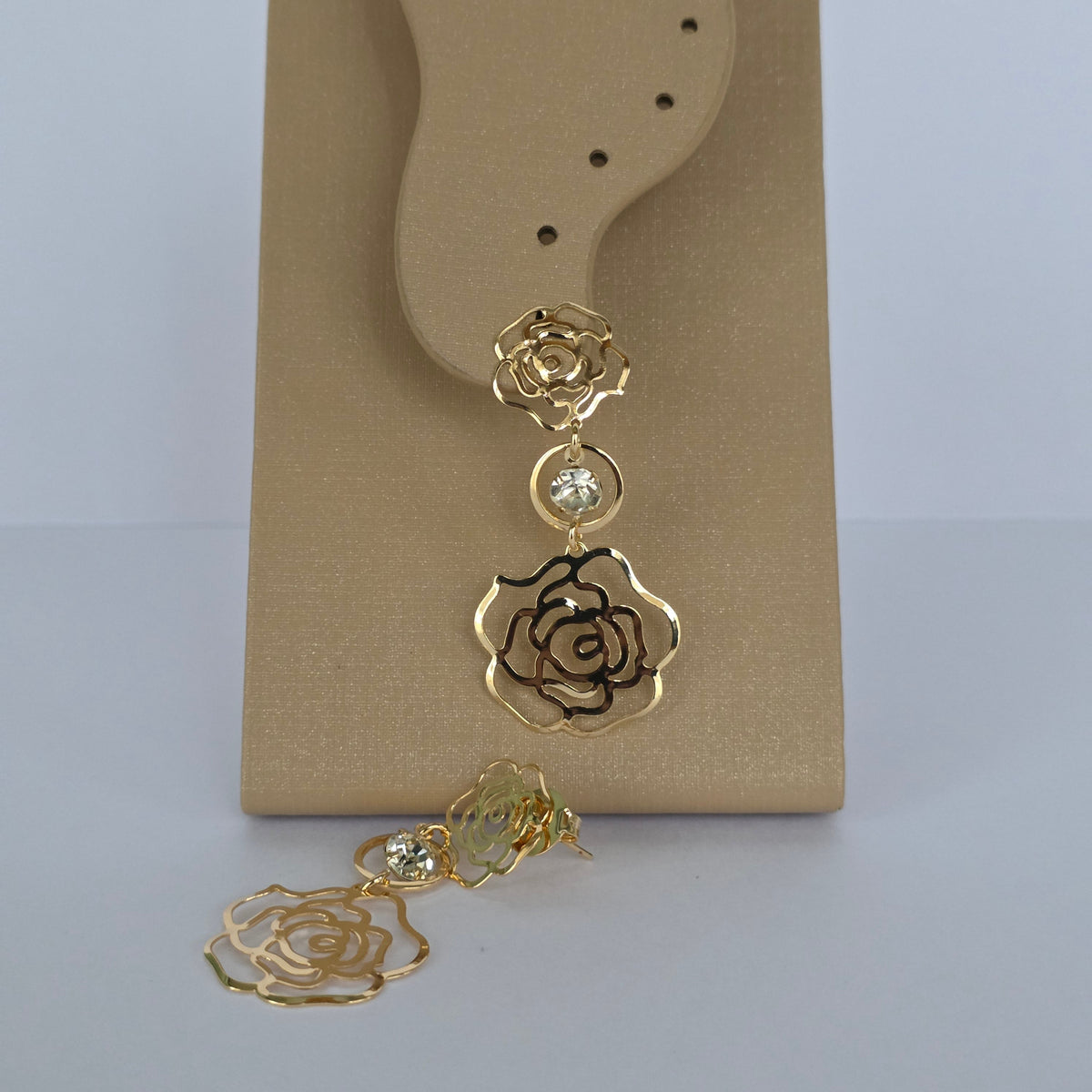 Aros Colgantes Rosa Calada con Microcircón Dorados Baño de Oro 18K — Joyería BomLeón