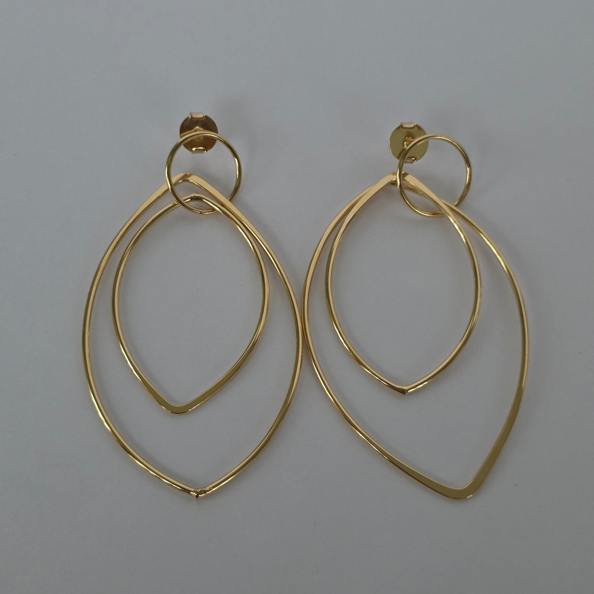 Aros Colgantes Doble Marquesa Calada Dorados Baño de Oro 18K — Joyería BomLeón
