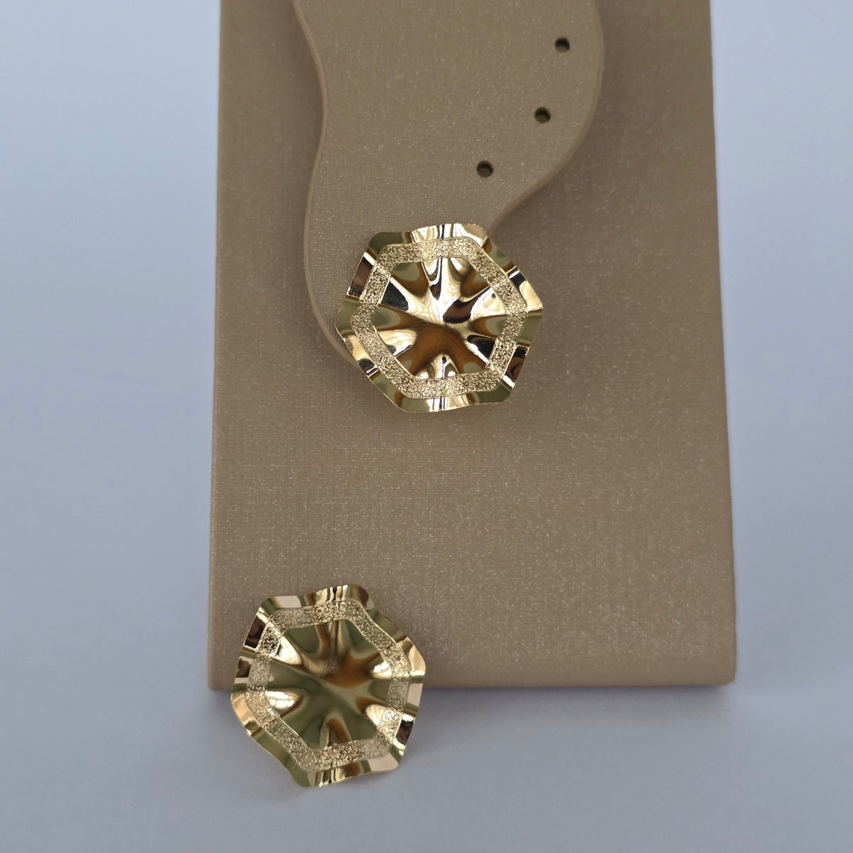 Aros Hexágono Facetado con Borde Texturado · Baño de Oro 18K — Joyería BomLeón