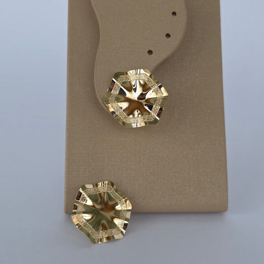 Aros Hexágono Facetado con Borde Texturado · Baño de Oro 18K — Joyería BomLeón